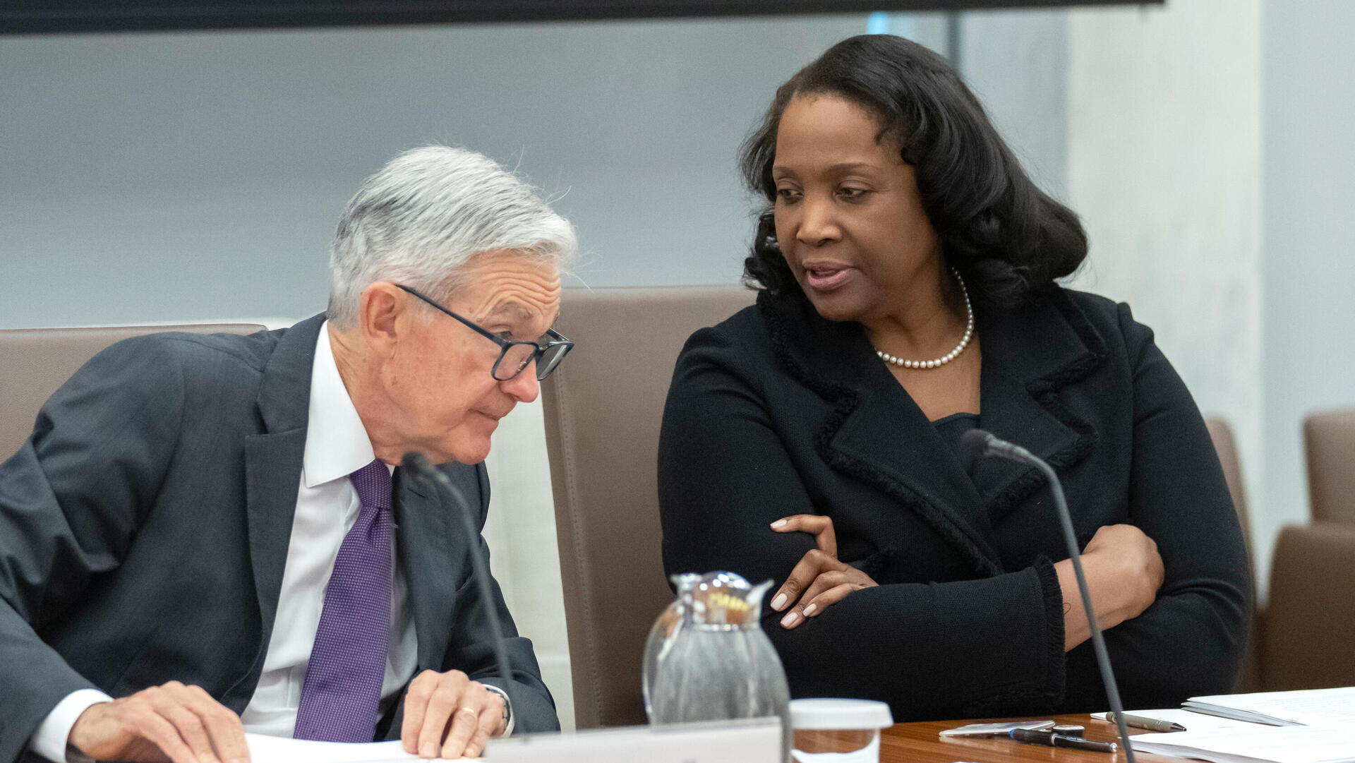 ליסה קוק לצידו של יו"ר הפד ג'רום פאוול