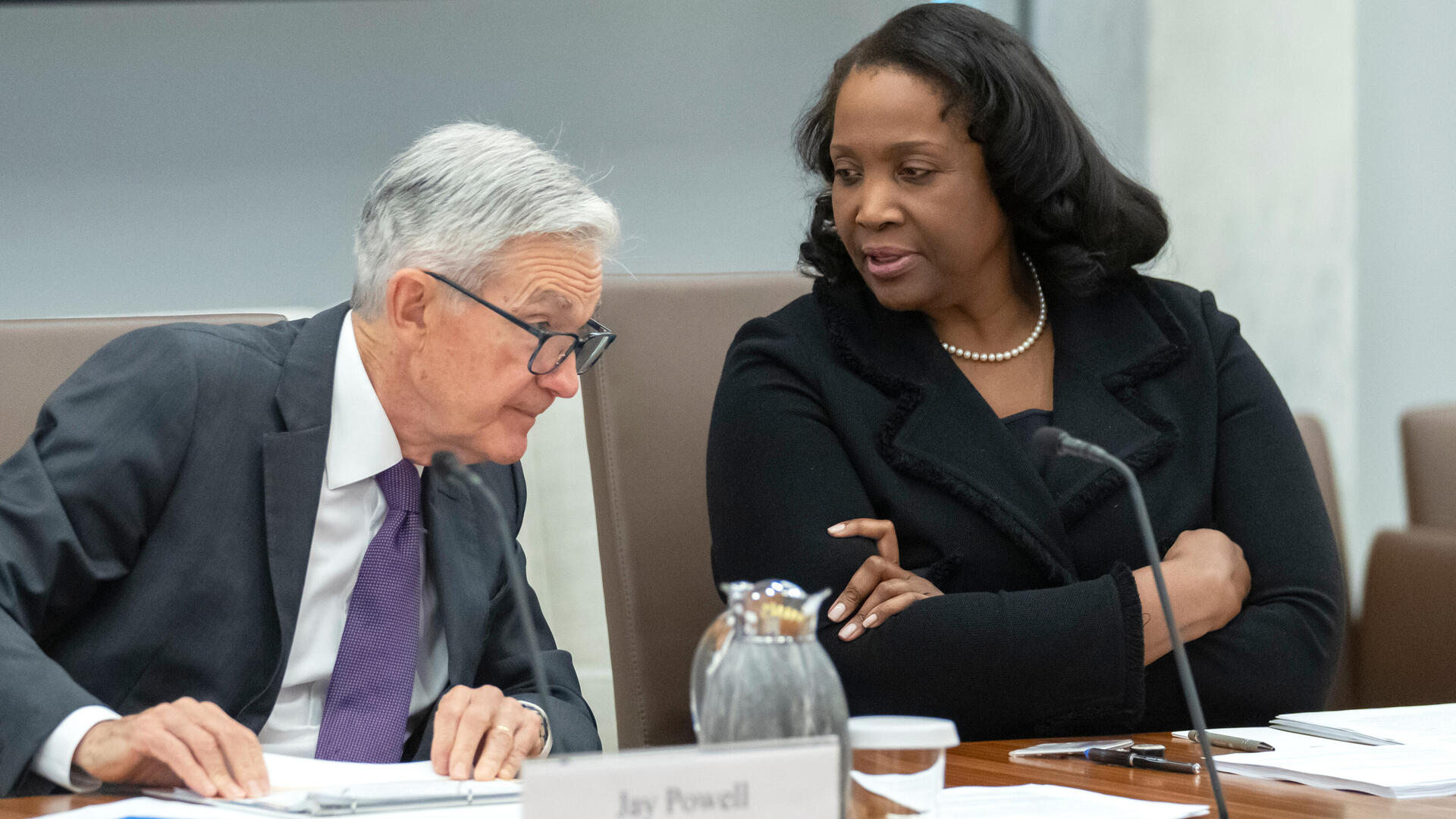 ליסה קוק לצידו של יו"ר הפד ג'רום פאוול