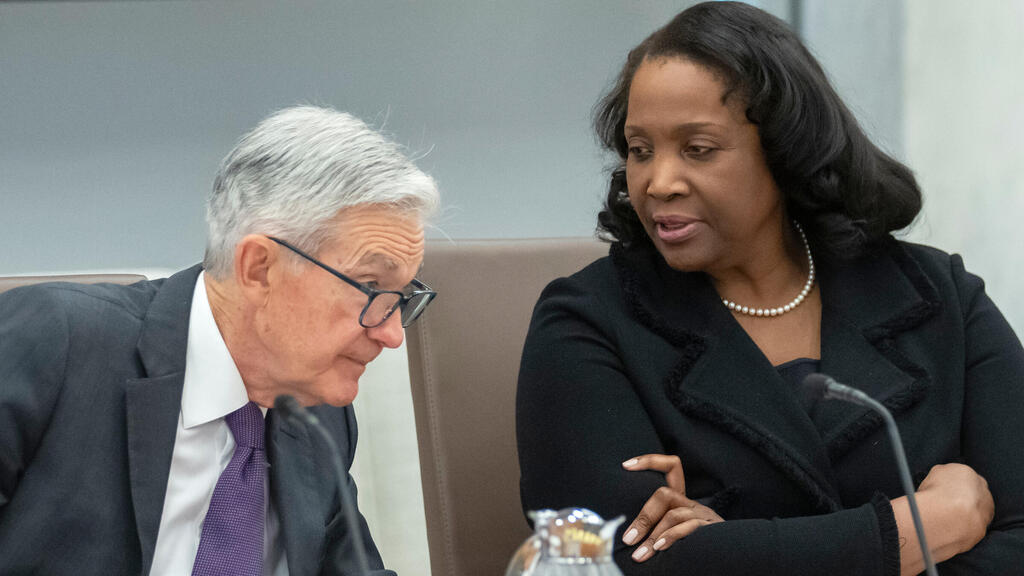 ליסה קוק לצידו של יו"ר הפד ג'רום פאוול