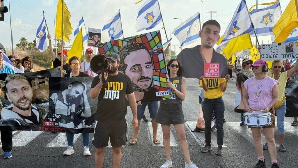 יותם כהן, אחיו של נמרוד כהן, בהפגנה בצומת נען 26.8.25