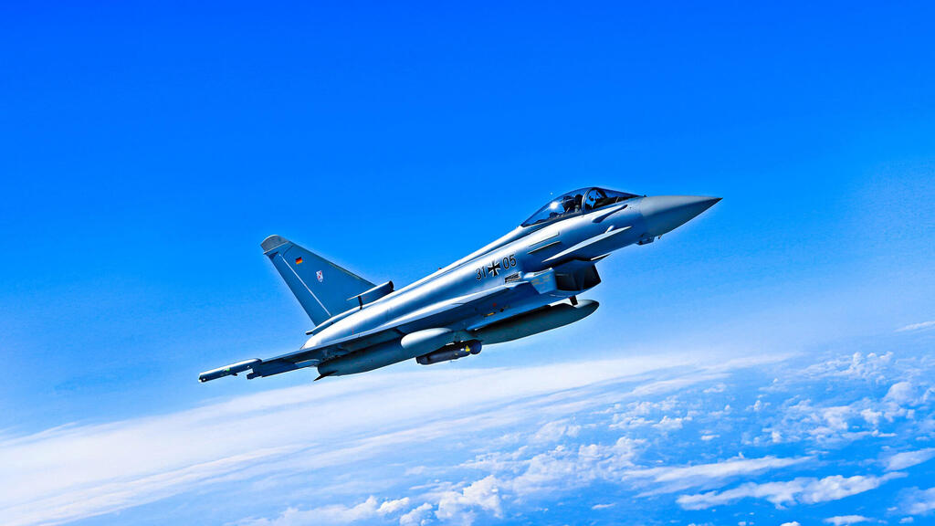 מטוס טייפון עם מערכת לייטנינג 5