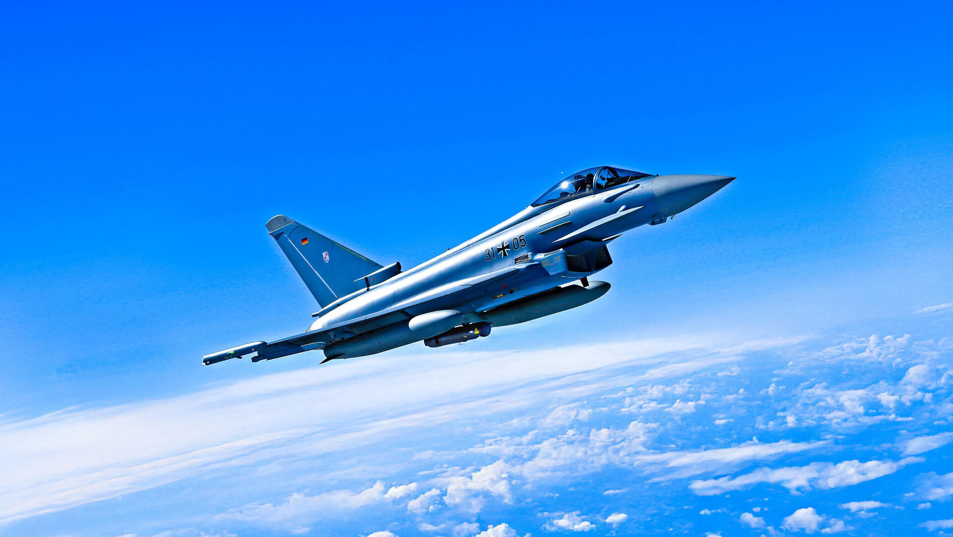 מטוס טייפון עם מערכת לייטנינג 5