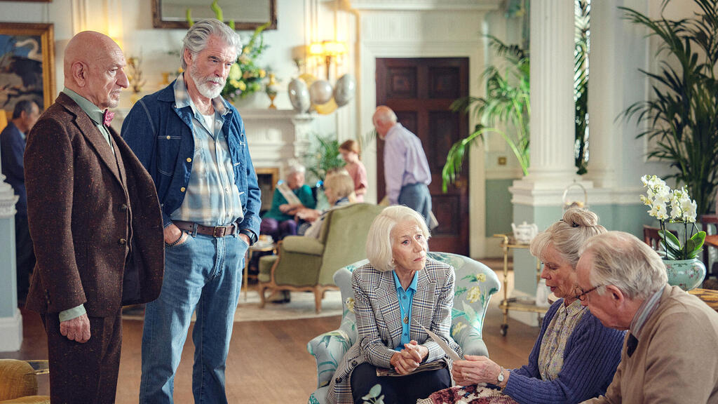 מימין השחקנים הלן מירן פירס ברוסנן ו בן קינגסלי מתוך הסרט רק רוצחים בבניין פנאי