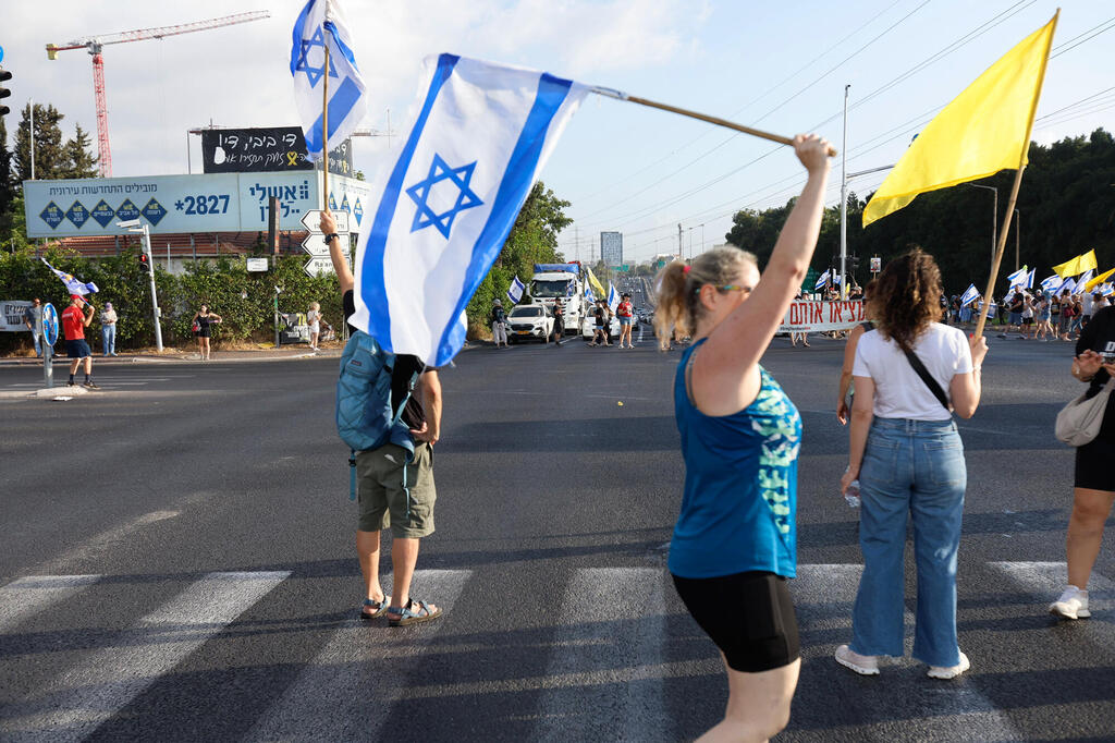 יום מחאה - הפגנה וחסימת כביש בצומת רעננה  26.8.25