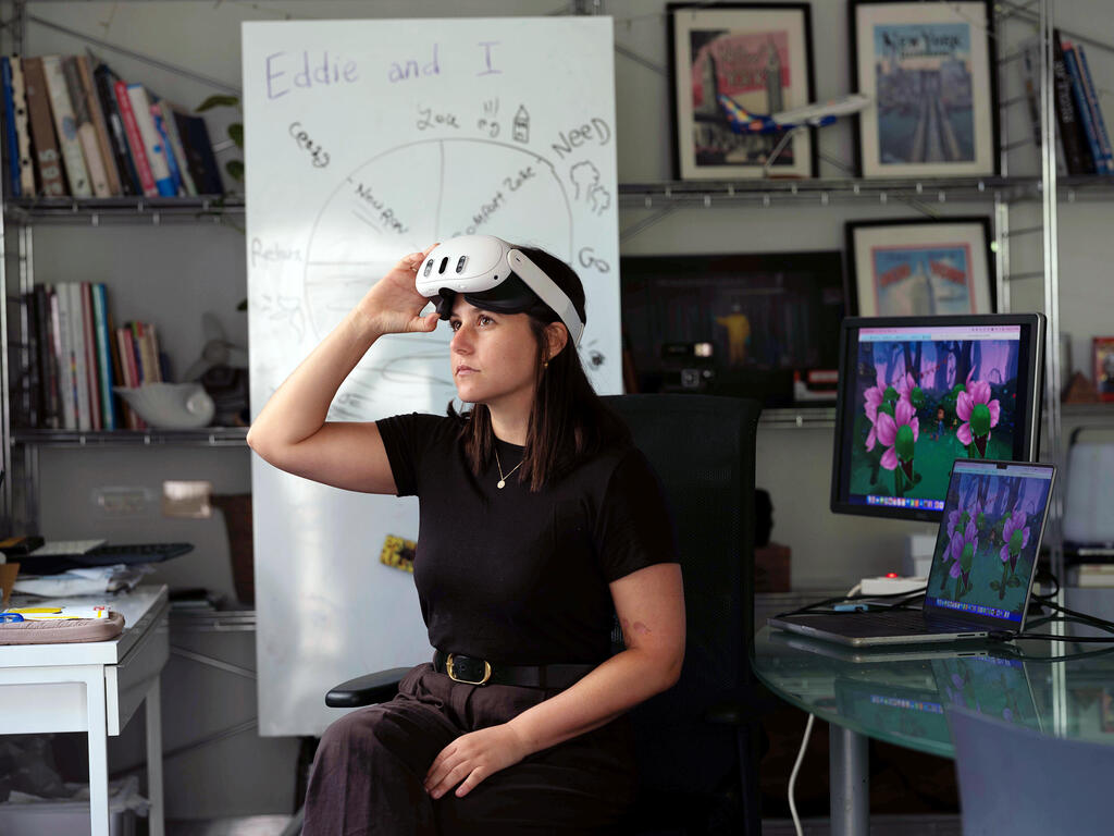 מאיה שקל עם משקפי ה VR פנאי