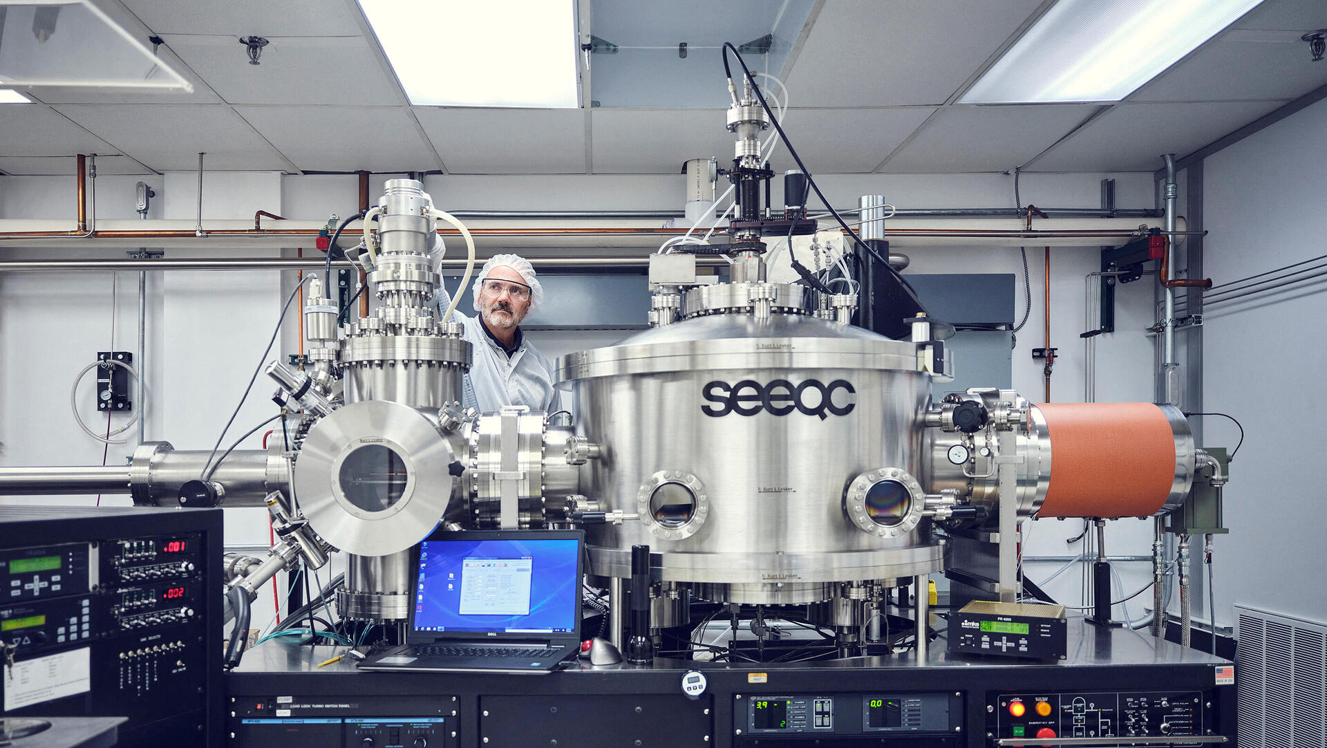 חדר נקי של חברת השבבים הקוונטיים האמריקאית SEEQC