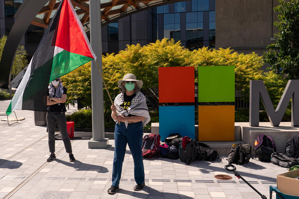 Palestinian protests at Microsoft offices. (Photo: Bloomberg) הפגנה פרו פלסטינית מפגינים פרו פלסטינים ב מטה מיקרוסופט ברדמונד 19.8.25