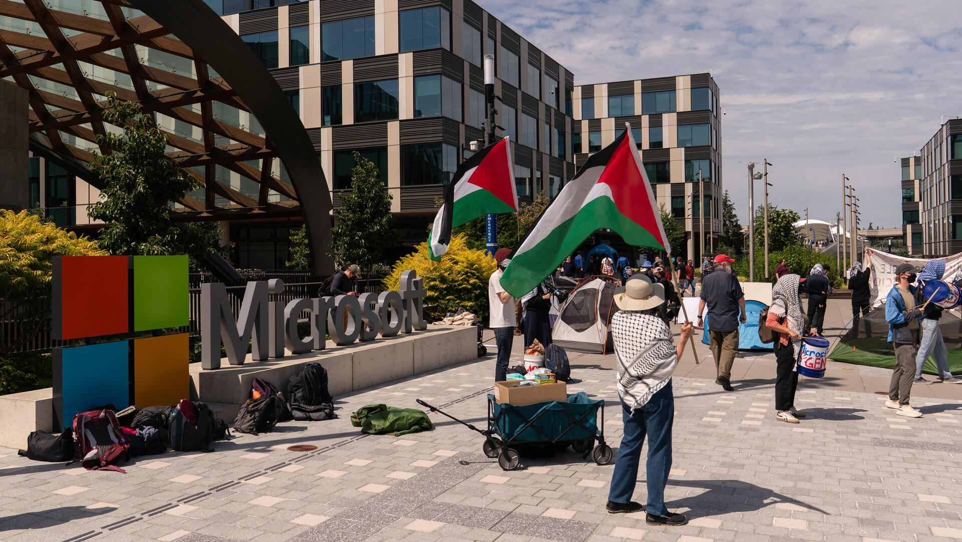 הפגנה 2 פרו פלסטינית מפגינים פרו פלסטינים ב מטה מיקרוסופט ברדמונד 19.8.25