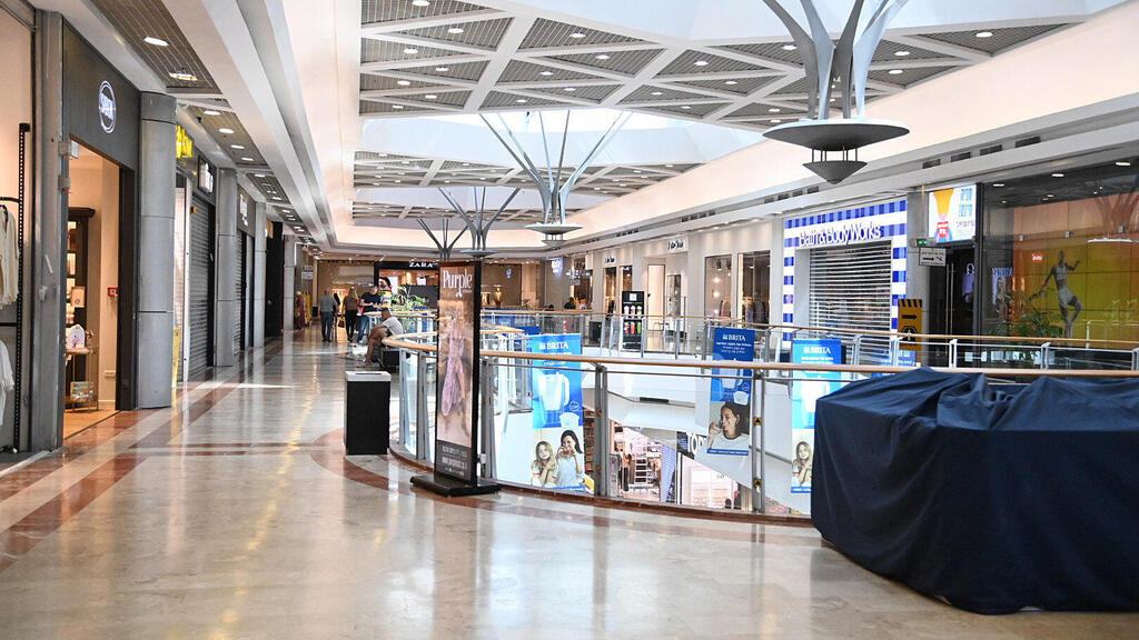 קניון סגור בחודש יוני. הרשתות ביקשו לקבל הנחה בדמי השכירות (צילום: יאיר שגיא) חנויות סגורות קניון סגור