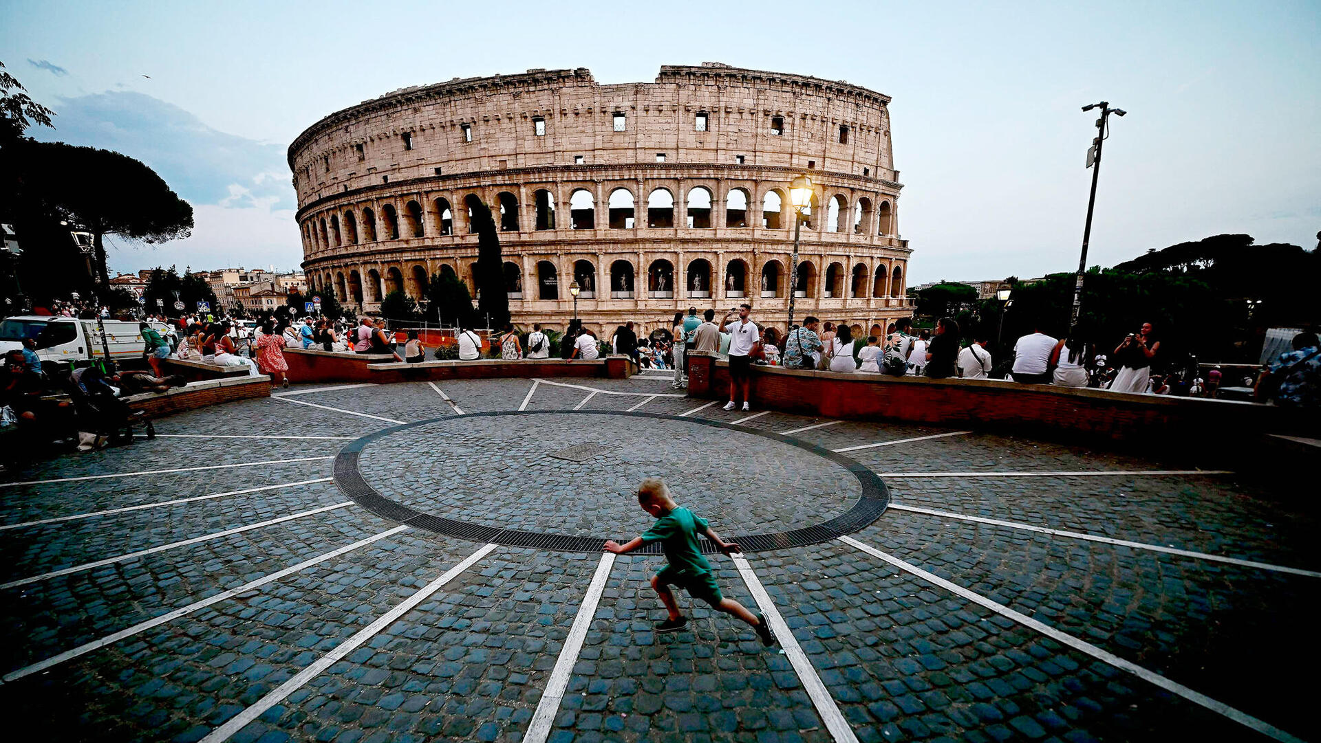 תיירים מול הקוליסאום ברומא