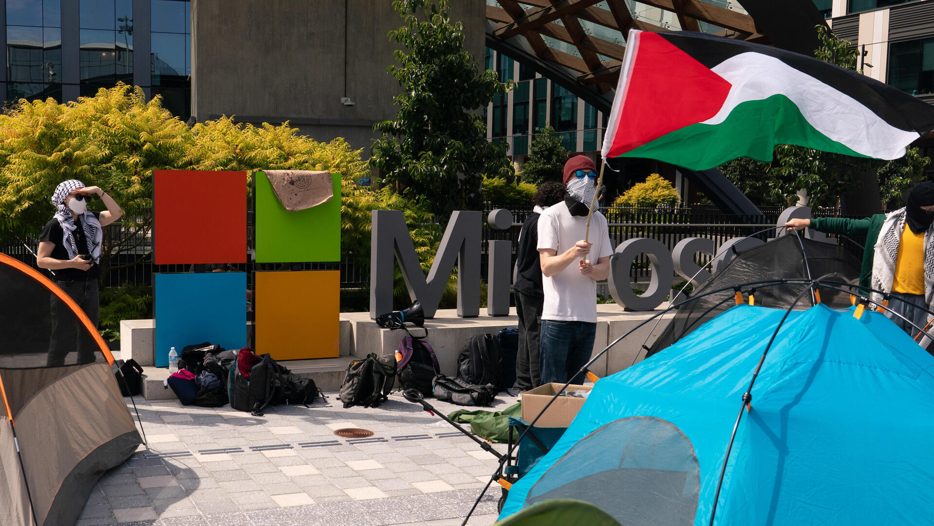 הפגנה 3 פרו פלסטינית מפגינים פרו פלסטינים ב מטה מיקרוסופט ברדמונד 19.8.25
