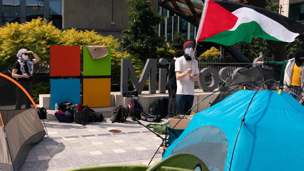 המחאות נגד ישראל במטה מיקרוסופט, מוקדם יותר החודש (צילום: בלומברג) הפגנה 3 פרו פלסטינית מפגינים פרו פלסטינים ב מטה מיקרוסופט ברדמונד 19.8.25