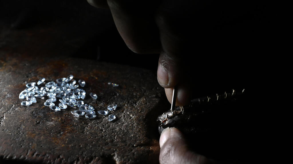 צורף מקבע יהלומים ב ניו דלהי הודו