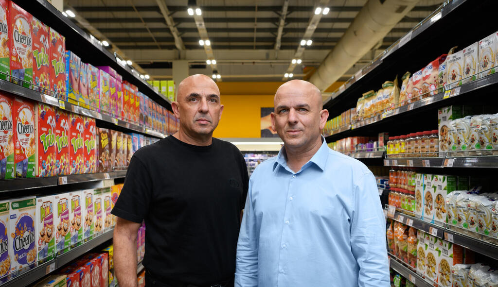 על בעלי השליטה בשופרסל, האחים אמיר (בתמונה): "אני בלתי כפיף. אני לא יודע מה עושים עם ספקים אחרים וזה לא ענייני, אבל כספק שלהם אני מרגיש שהם מאוד מכבדים אותנו, אז הכל עובד טוב" (צילום: יונתן בלום) מימין שלומי אמיר ו יוסי אמיר האחים אמיר בעלי השליטה ב שופרסל