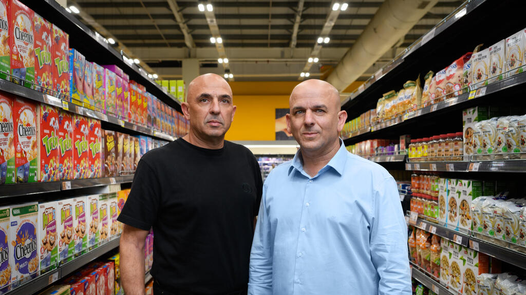 מימין שלומי אמיר ו יוסי אמיר האחים אמיר בעלי השליטה ב שופרסל