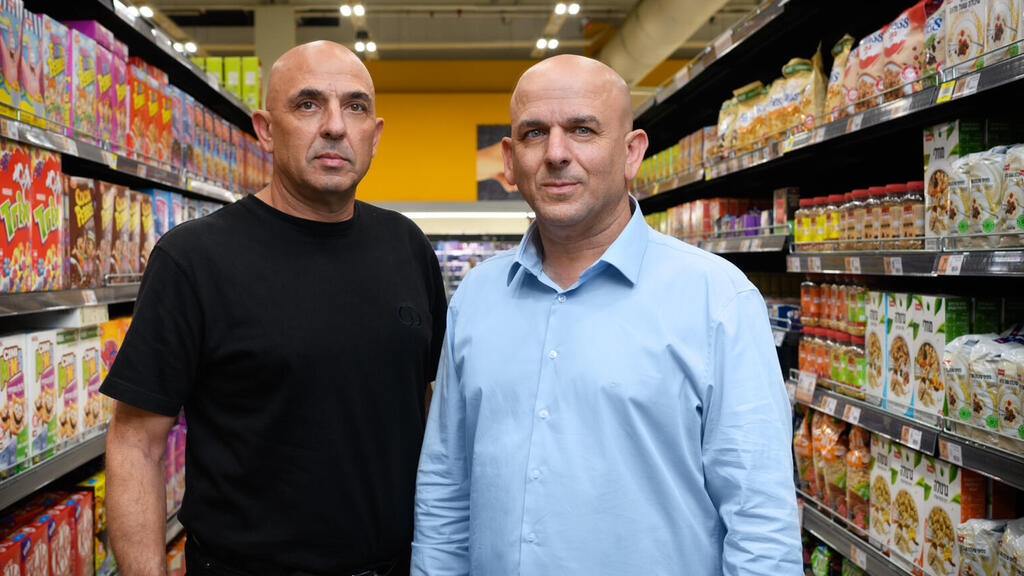 מימין שלומי אמיר ו יוסי אמיר האחים אמיר בעלי השליטה ב שופרסל