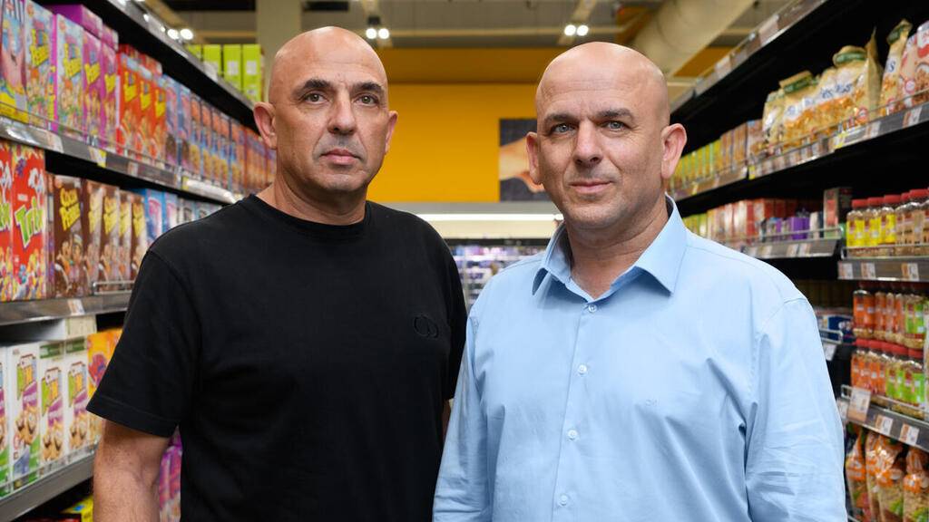 מימין שלומי אמיר ו יוסי אמיר האחים אמיר בעלי השליטה ב שופרסל