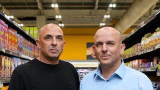מימין שלומי אמיר ו יוסי אמיר האחים אמיר בעלי השליטה ב שופרסל