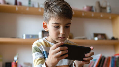 צילום: shutterstock/ Miljan Zivkovic מחקר חדש: סמארטפון לפני גיל 12 יכול לגרום לבעיות כמו דיכאון והשמנה