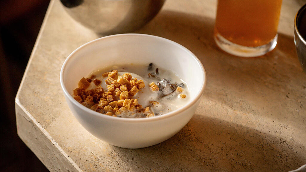 פנאי ביצה עם קרוטונים פטריות וקרם פקורינו השף יוסי שטרית 