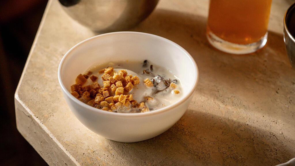 קרוטונים במרק (אילוסטרציה) (צילום: אסף קרלה) פנאי ביצה עם קרוטונים פטריות וקרם פקורינו השף יוסי שטרית