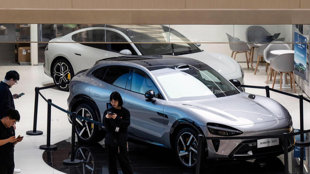 רכב 7YU של שיאומי בתצוגה בשנגחאי (צילום: Qilai Shen/Bloomberg) 7YU של שיאומי בתצוגה בשנגחאי
