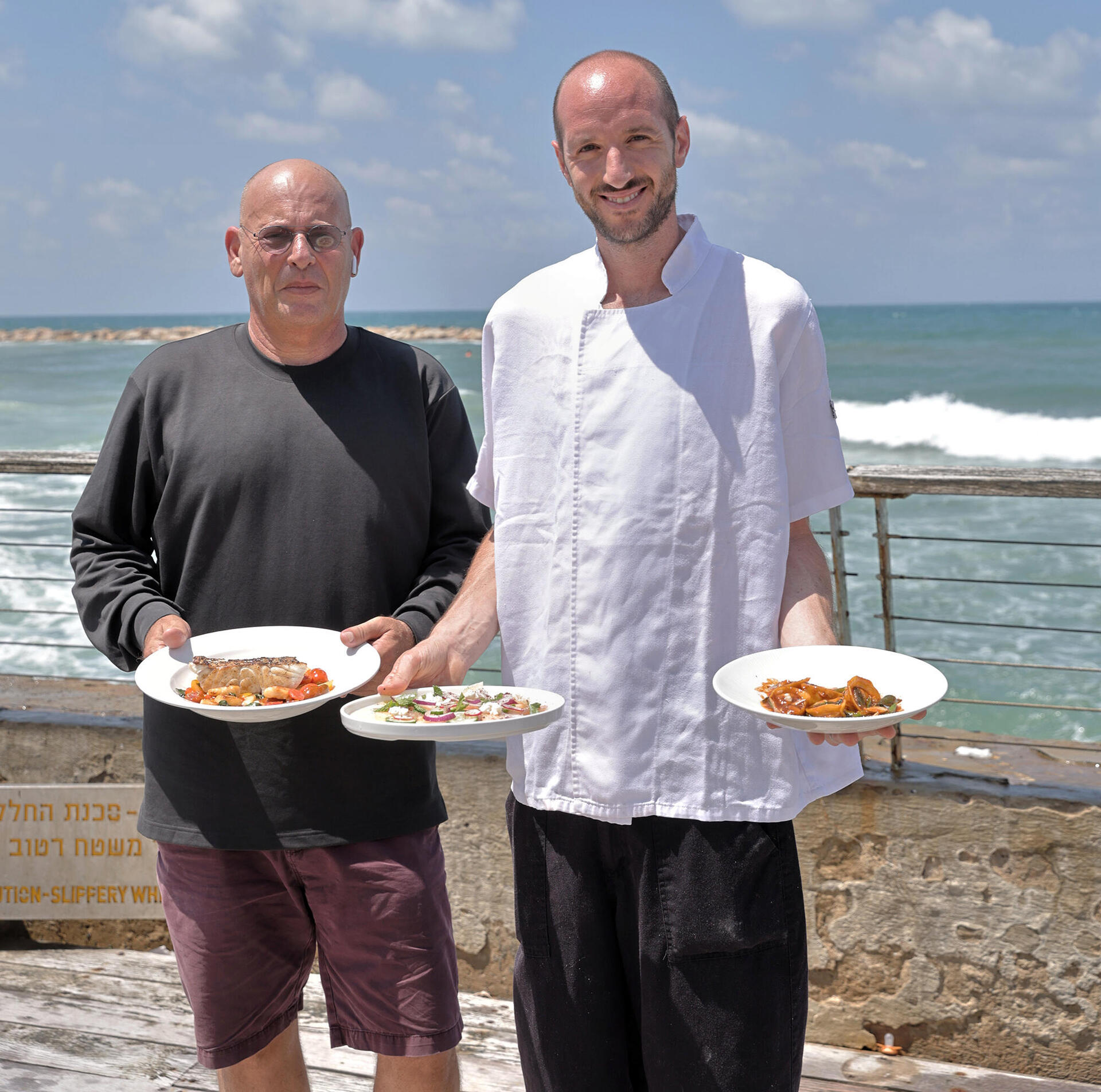 מימין השף איתי גלילי והבעלים מיכה סול של מסעדת יוליה בנמל פנאי