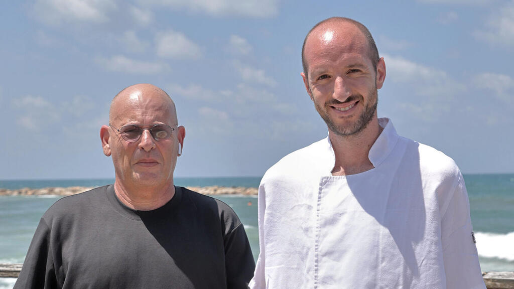 מימין השף איתי גלילי והבעלים מיכה סול של מסעדת יוליה בנמל פנאי