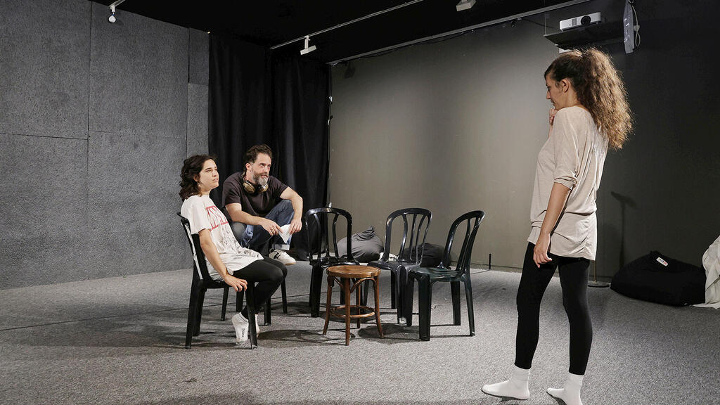 הבמאית קרן חובב (מימין) מדריכה את תום אבני ואביגיל הררי. "נוספה שכבת חמלה" (צילום: אוראל כהן) מימין הבמאית קרן חובב מדריכה את השחקנים תום אבני ו אביגיל הררי למחזה הנפש הטובה מסצ'ואן פנאי