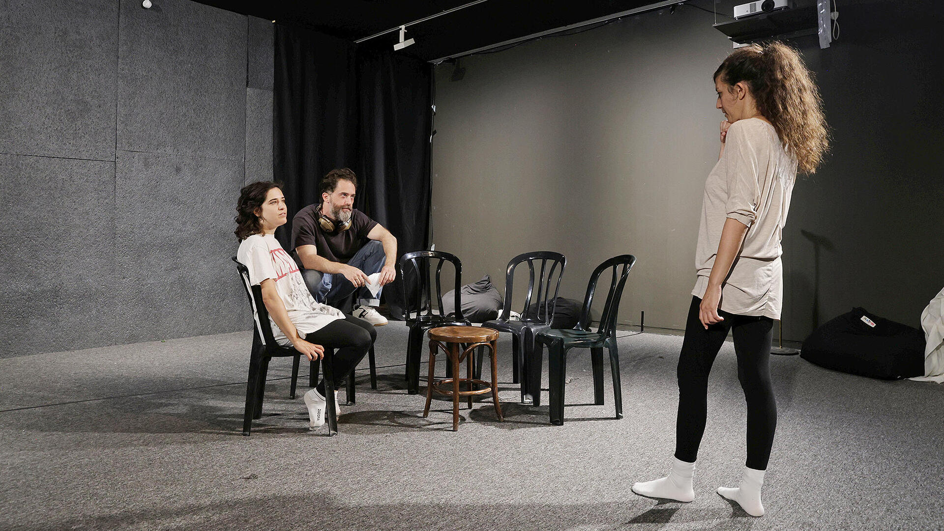 מימין הבמאית קרן חובב מדריכה את השחקנים תום אבני ו אביגיל הררי למחזה הנפש הטובה מסצ'ואן פנאי