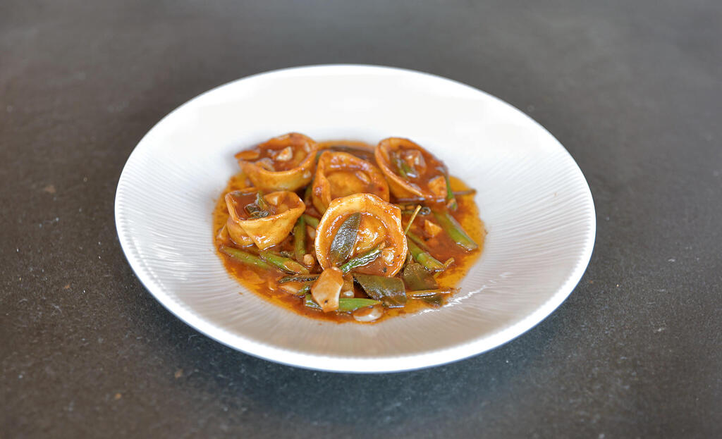 מנה של טורטליני פירות ים בביסק סרטנים במסעדת יוליה בנמל פנאי