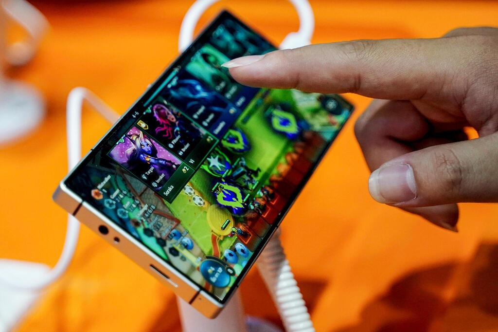 משחק ענן בטלפון בתערוכה בתאילנד