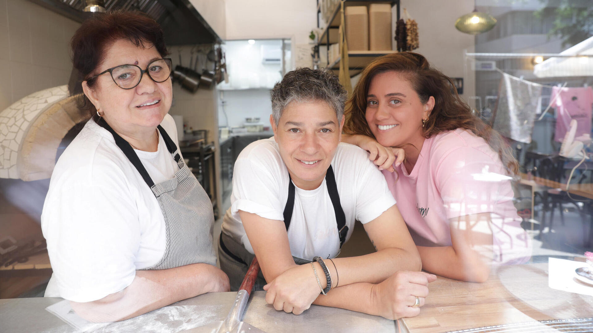 פנאי מימין סאלי באקורדזה אמילי גולדברג ו מדונה באקורדזה מסעדת סלומה