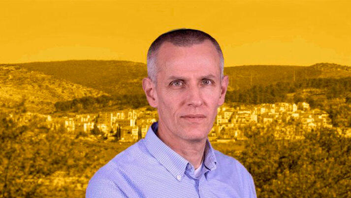  רמי ינקי קוינט על רקע בית שמש 