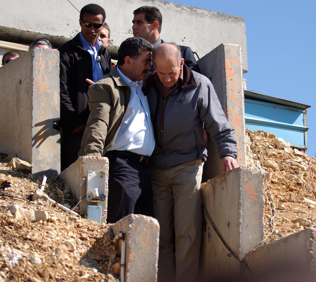 ראש הממשלה אולמרט עם שר הביטחון עמיר פרץ בגבול הצפון במלחמת לבנון השנייה. "התחברתי עם אולמרט בכלא, אבל מה שקורה