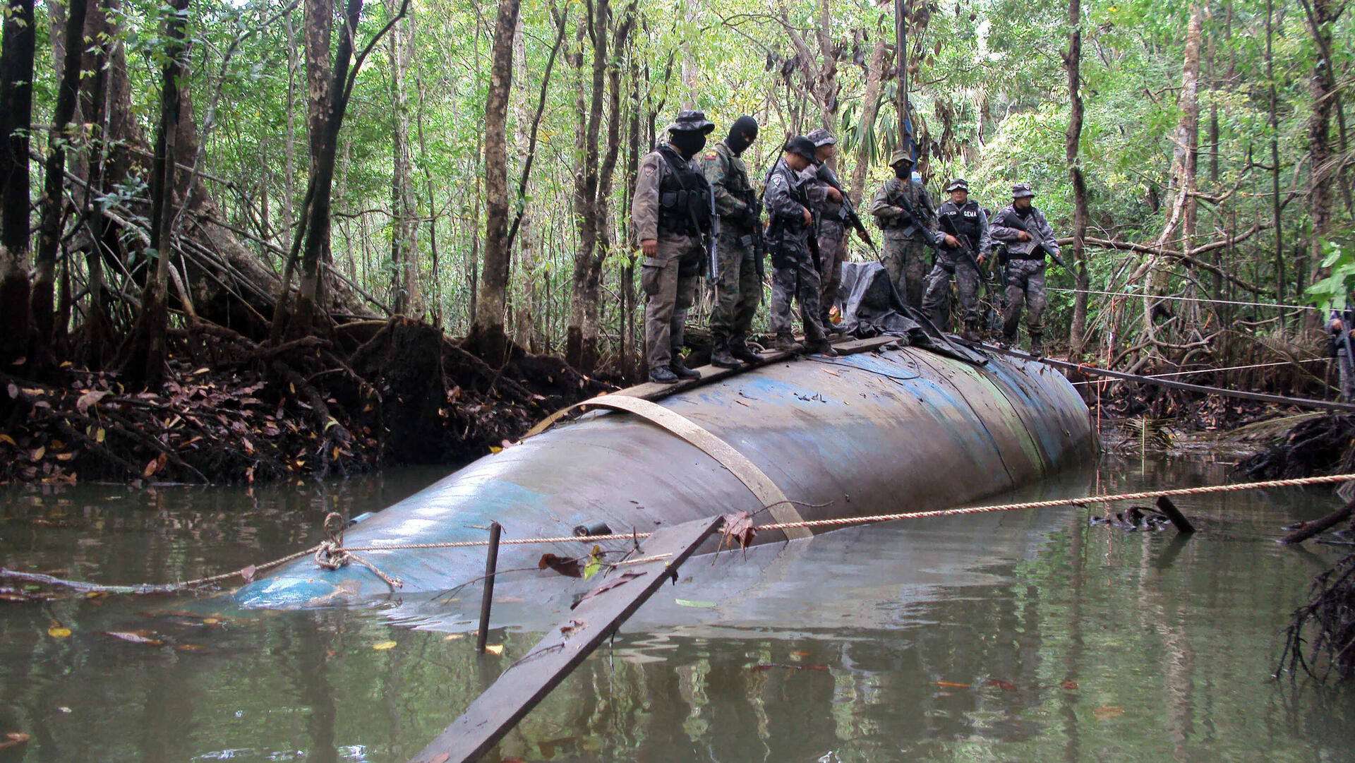 חיילי צבא אקוודור על גבי צוללת להברחת סמים שנתפסה בנהר במדינה. ב־ 2022 הגיעה העלות הישירה של הפשע והאלימות באמריקה הלטינית ל־ 3.4% ב מהתמ"ג של מדינות היבשת