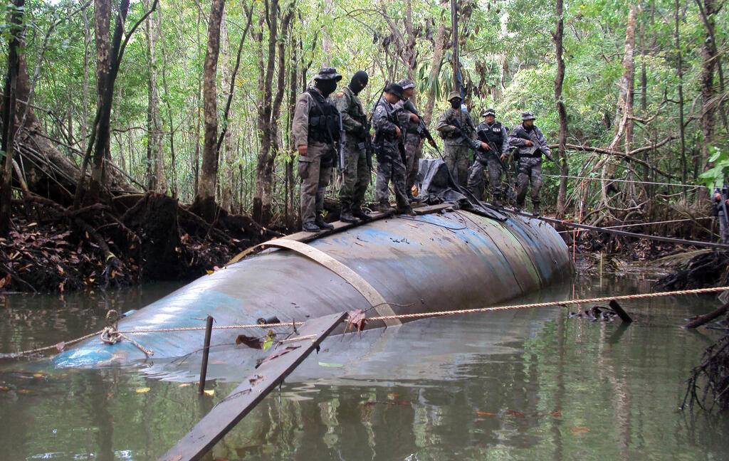 חיילי צבא אקוודור על גבי צוללת להברחת סמים שנתפסה בנהר במדינה. ב־ 2022 הגיעה העלות הישירה של הפשע והאלימות באמריקה הלטינית ל־ 3.4% ב מהתמ"ג של מדינות היבשת