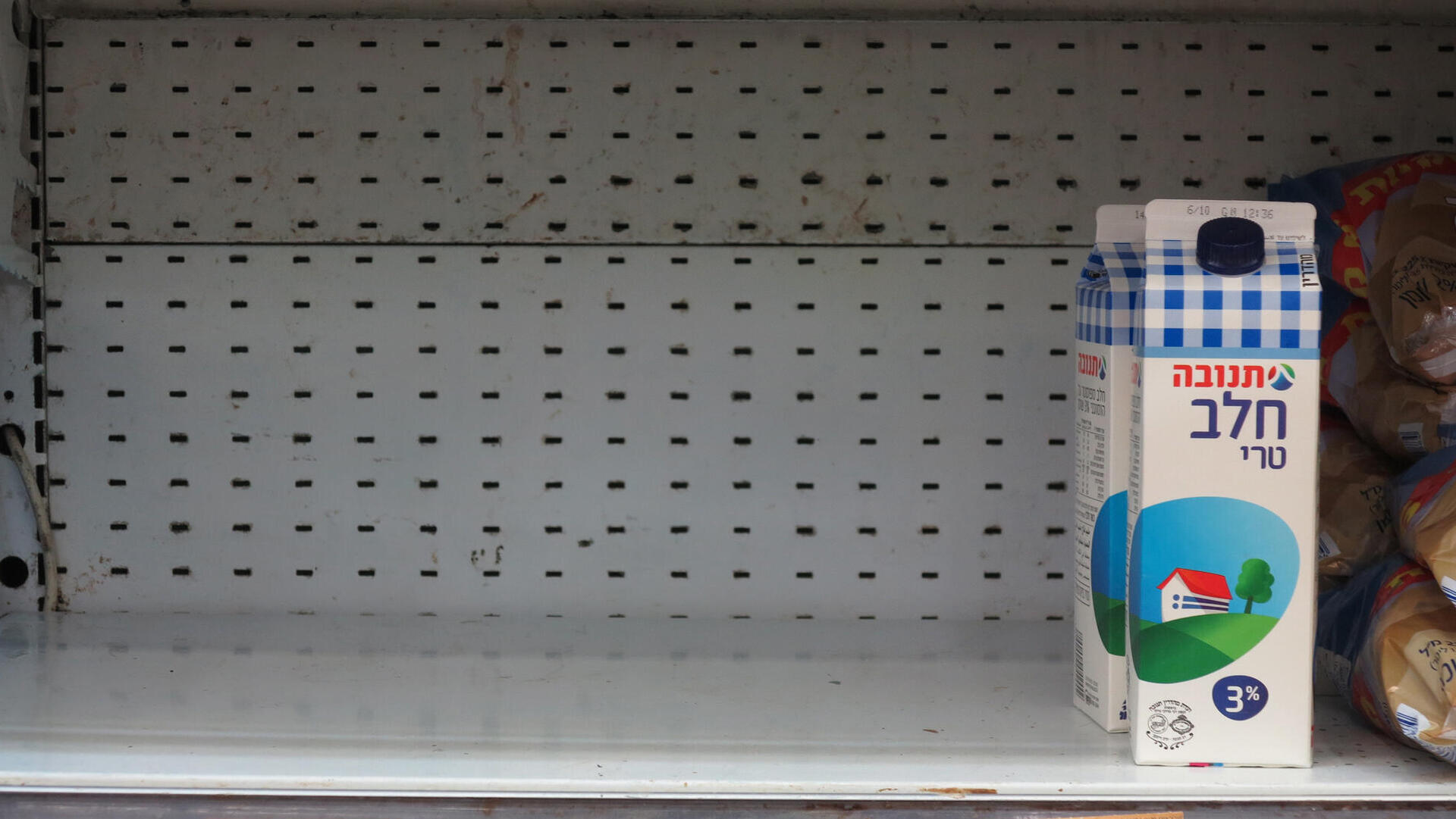מדפי חלב ריקים ב שופרסל עזריאלי