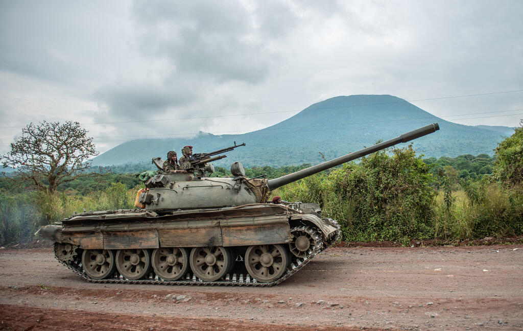 טנק קונגולזי מנסה להדוף מורדים טוטסים בצפון קובו, קונגו, 2022 . השכנה רואנדה מסייעת לפולשים להשיג גישה למינרלים, שיימכרו לארצות הברית