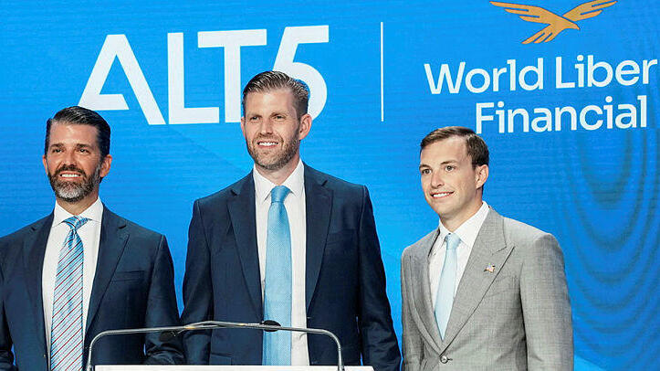 מימין - זאק וויטקוף , דונלד טראמפ ג'וניור , ו אריק טראמפ סגירת הנפקת 1.5 מיליארד דולר של ALT5 בבורסת נאסד"ק