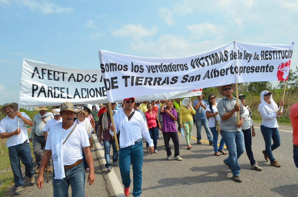הפגנה נגד חוק השבת הקרקעות, סבנה דה טורס, 2014 . "עד אז היה אפשר לרשום קרקע רק על שם גברים. בזכות השינוי קולומביה הרבה יותר פתוחה לדון בהשפעות השונות של הדרת נשים"