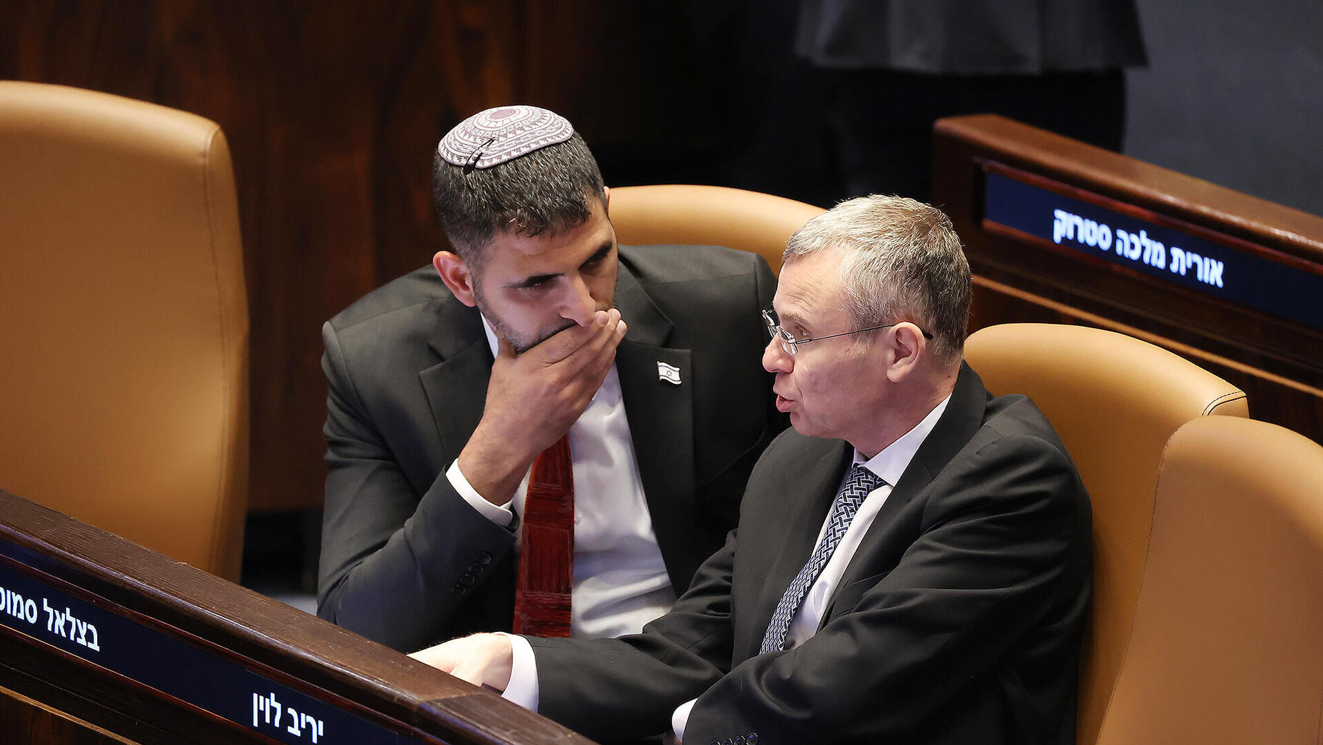 מימין יריב לוין ו שלמה קרעי במליאת הכנסת