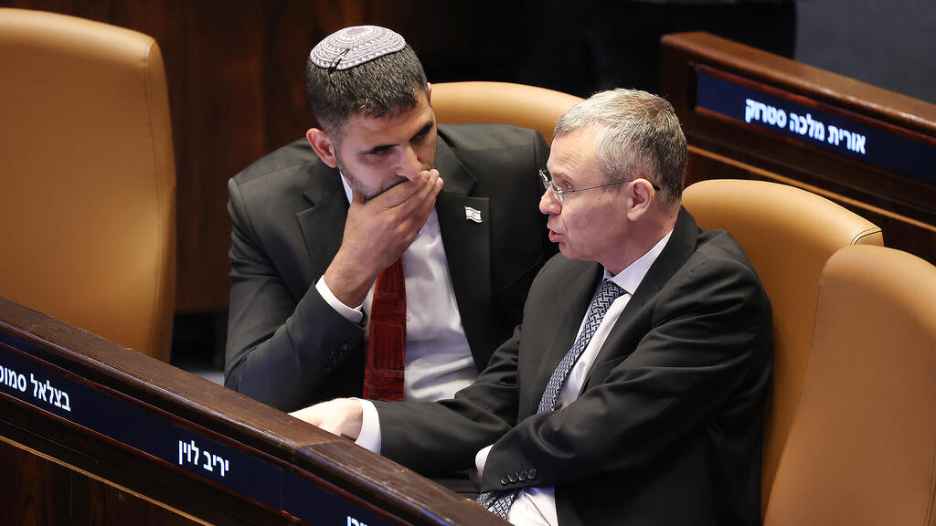 מימין יריב לוין ושלמה קרעי במליאת הכנסת (ארכיון) (צילום: עמית שאבי) מימין יריב לוין ו שלמה קרעי במליאת הכנסת