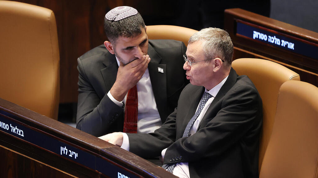 מימין יריב לוין ו שלמה קרעי במליאת הכנסת
