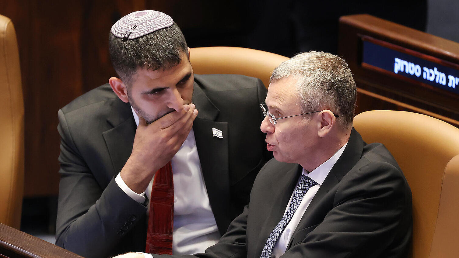 מימין יריב לוין ו שלמה קרעי במליאת הכנסת