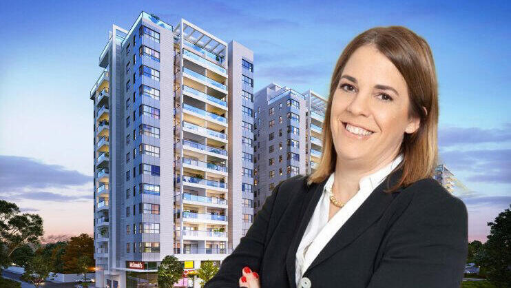 מאיה אשכנזי על רקע הדמיה של הפרויקט בגבעת שמואל