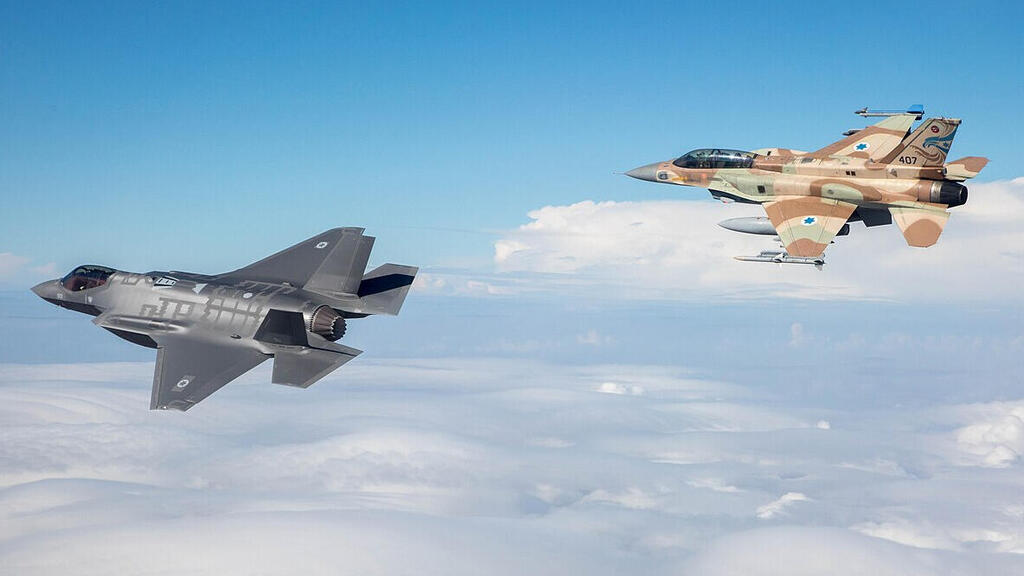 מטוס F16 ישראלי ולצידו חמקן קרב F35 (צילום: חיל האוויר הישראלי) הקברניט מטוס קרב חיל האוויר הישראלי 1