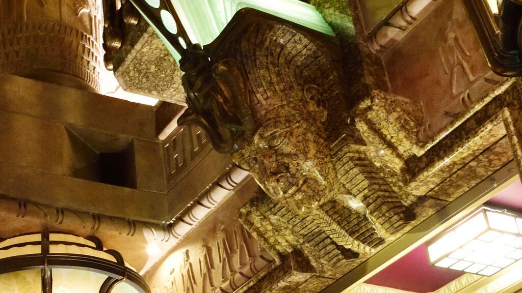 הרודס לונדון פסל שמציג את הבעלים הקודם שמת מוחמד אל פאייד כפרעה הרשת רוצה להסיר כי הוא הואשם באונס