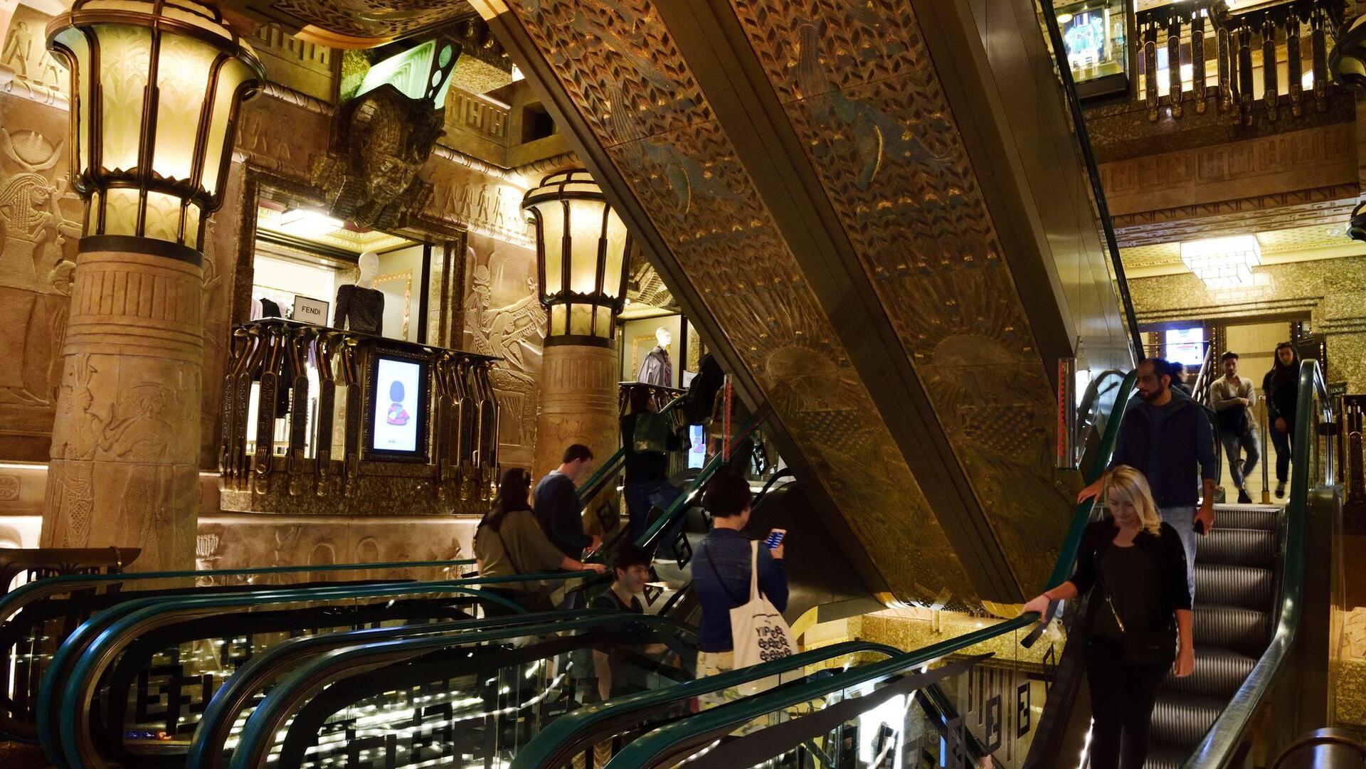 הרודס לונדון עיצוב בסגנון מצרי פיסול שמציג את הבעלים הקודם שמת מוחמד אל פאייד כפרעה הרשת רוצה להסיר כי הוא הואשם באונס