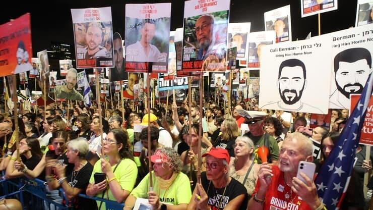 מפגינים בכיכר החטופים בתל אביב, הערב (צילום: יריב כץ) מפגינים בכיכר החטופים בתל אביב, הערב